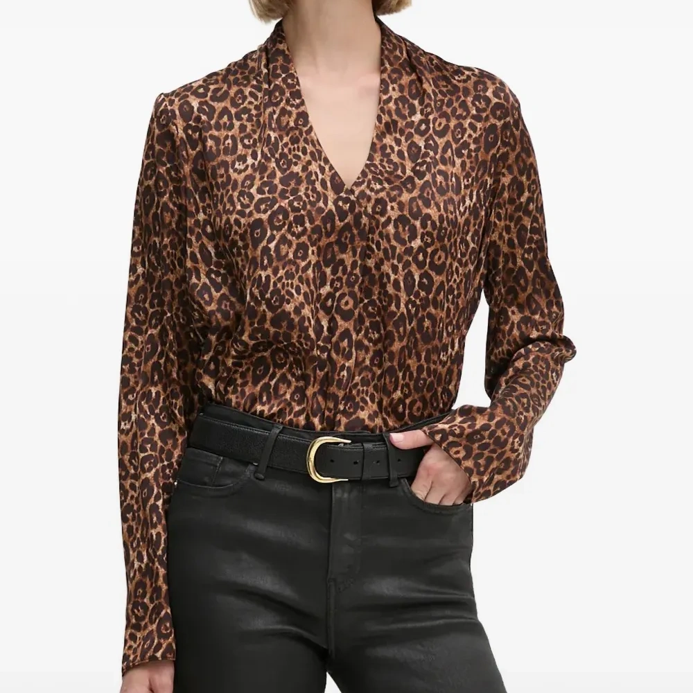 Блузка с V-образным вырезом и анималистичным принтом