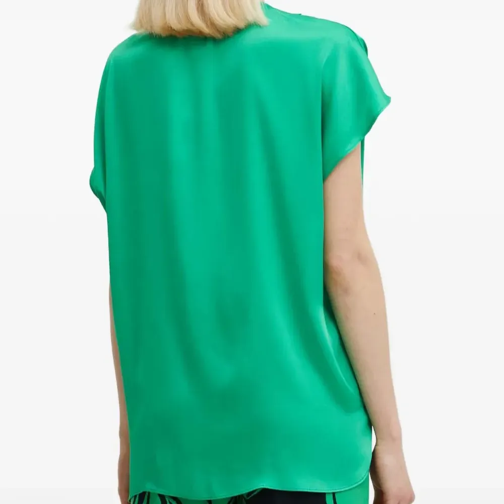 Блуза с запахом и V-образным вырезом