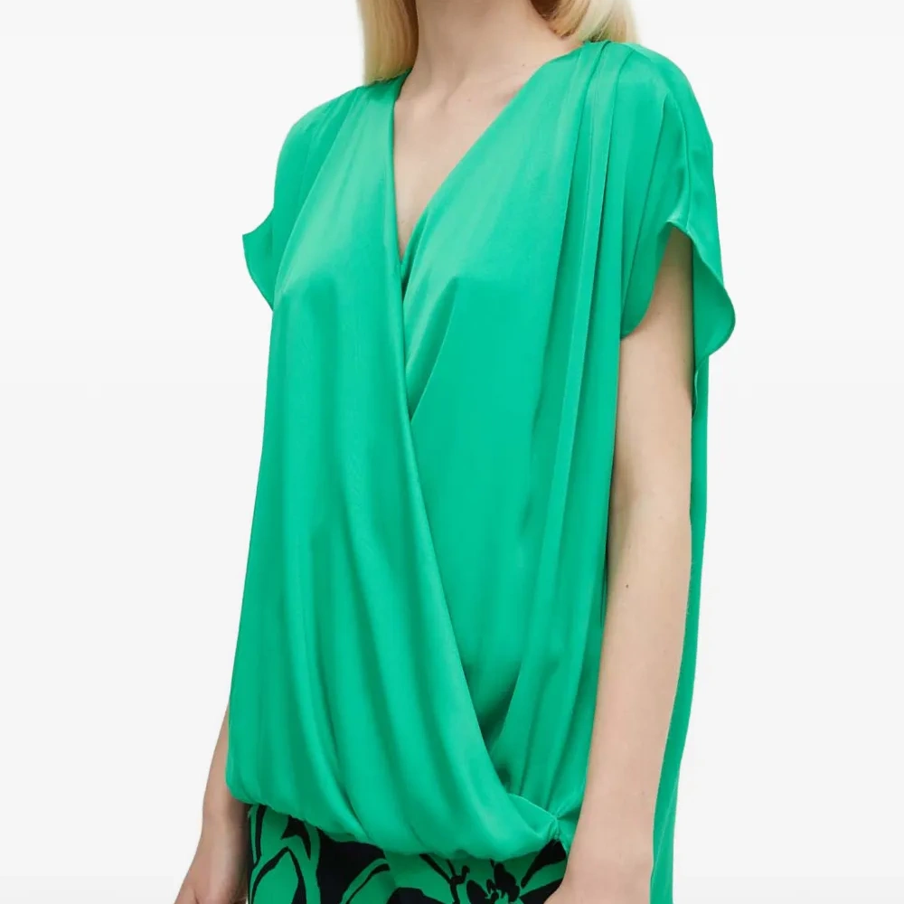 Блуза с запахом и V-образным вырезом