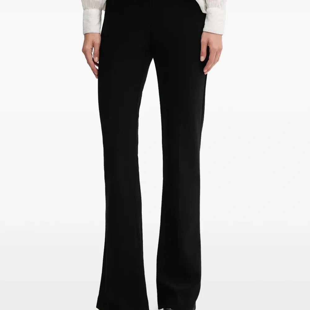 Расклешённые брюки на резинке