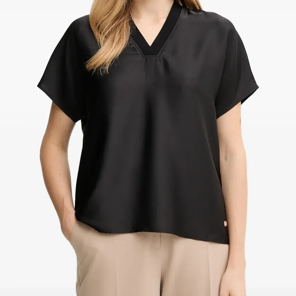 Блуза с V-образным вырезом