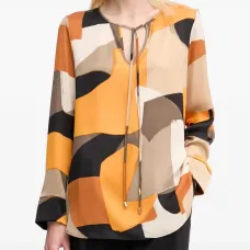 Блузка с геометрическим принтом и галстуком на шее