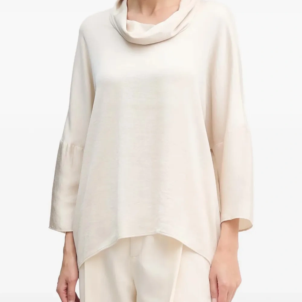 Блузка с воротником-качелью и пуговицами