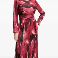 Платье с принтом и поясом на талии