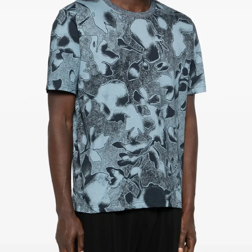 Футболка с цветочным принтом