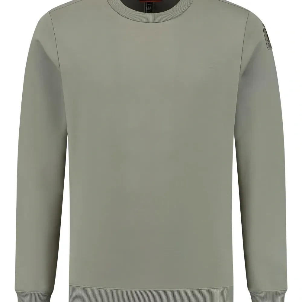 Свитшот с круглым вырезом и нашивкой