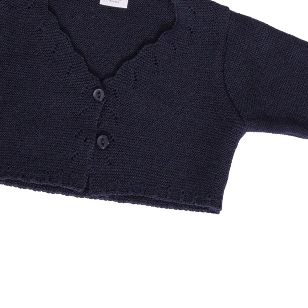 Кардиган с волнистыми краями и пуговицами