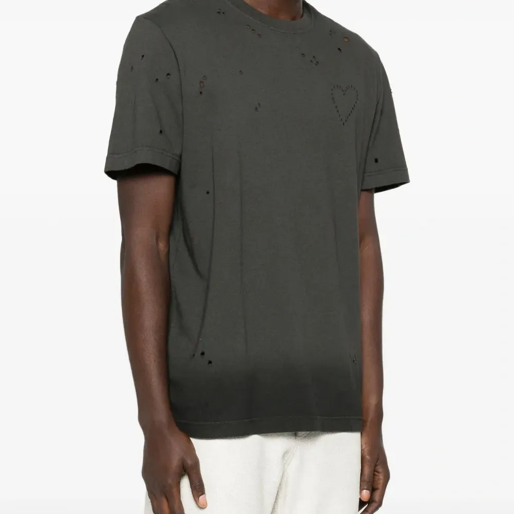 Футболка Journey с потертостями и сердцем