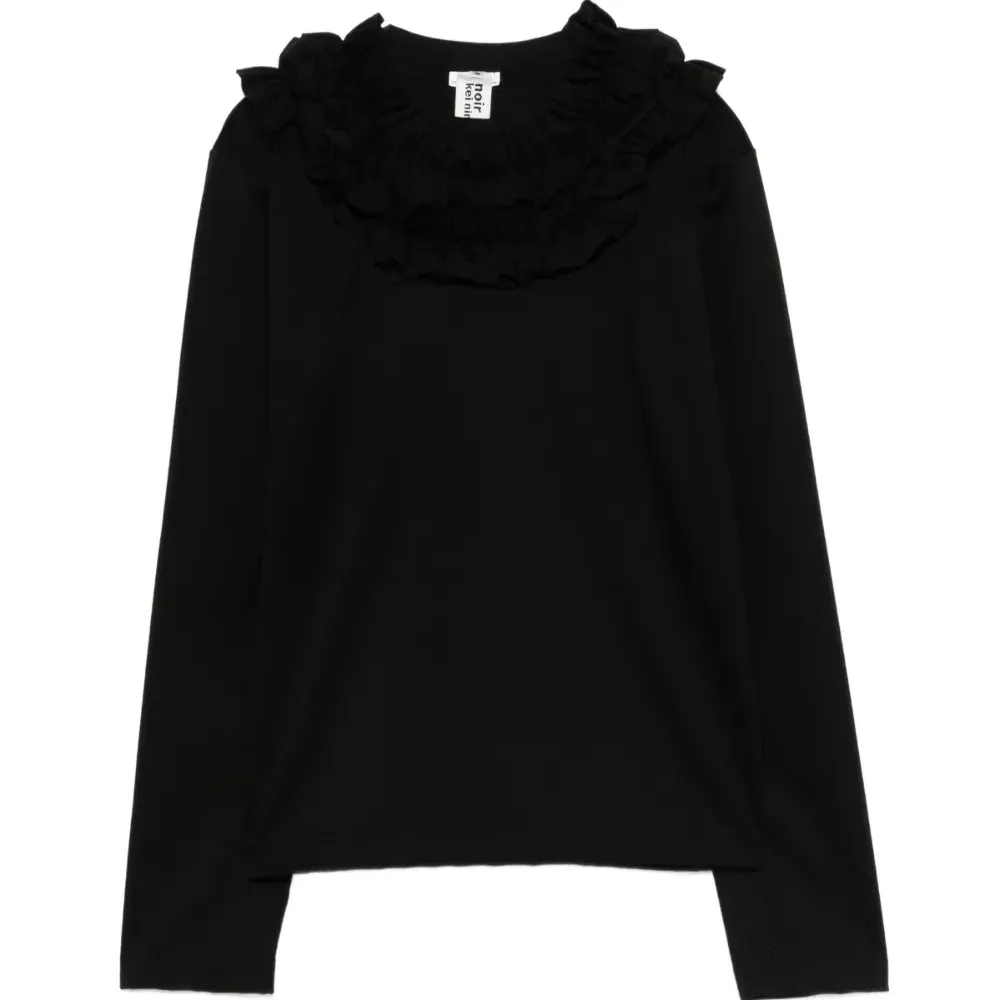 Футболка с оборками на воротнике