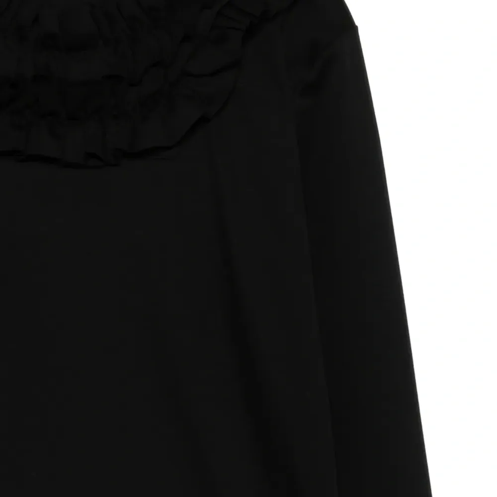 Футболка с оборками на воротнике