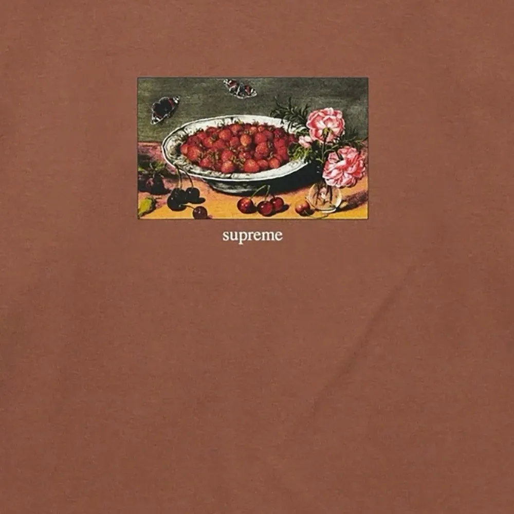 Футболка с короткими рукавами и клубникой