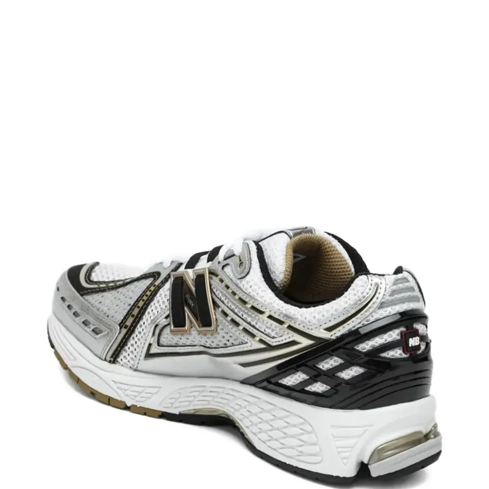 Кроссовки с нашивкой-логотипом