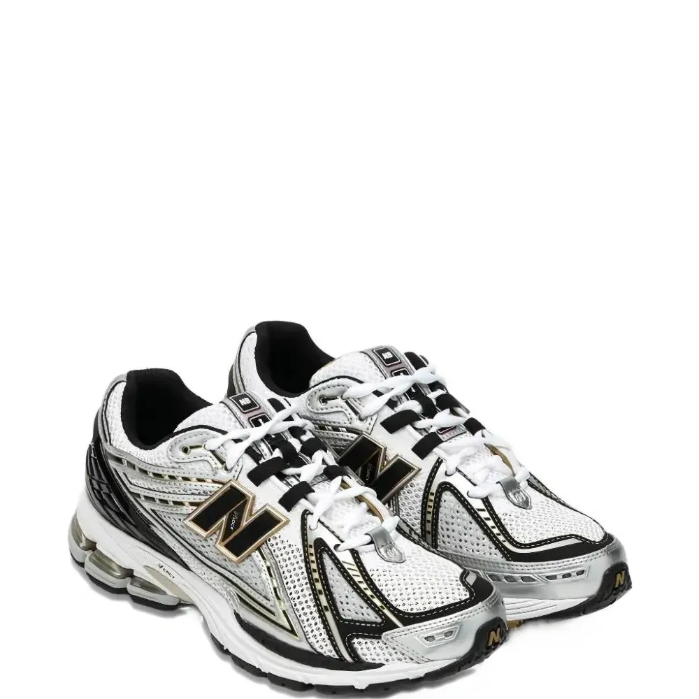 Кроссовки с нашивкой-логотипом