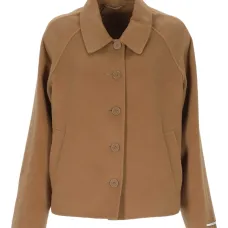 Застёгнутый на пуговицы пиджак Застёгнутый на пуговицы пиджак