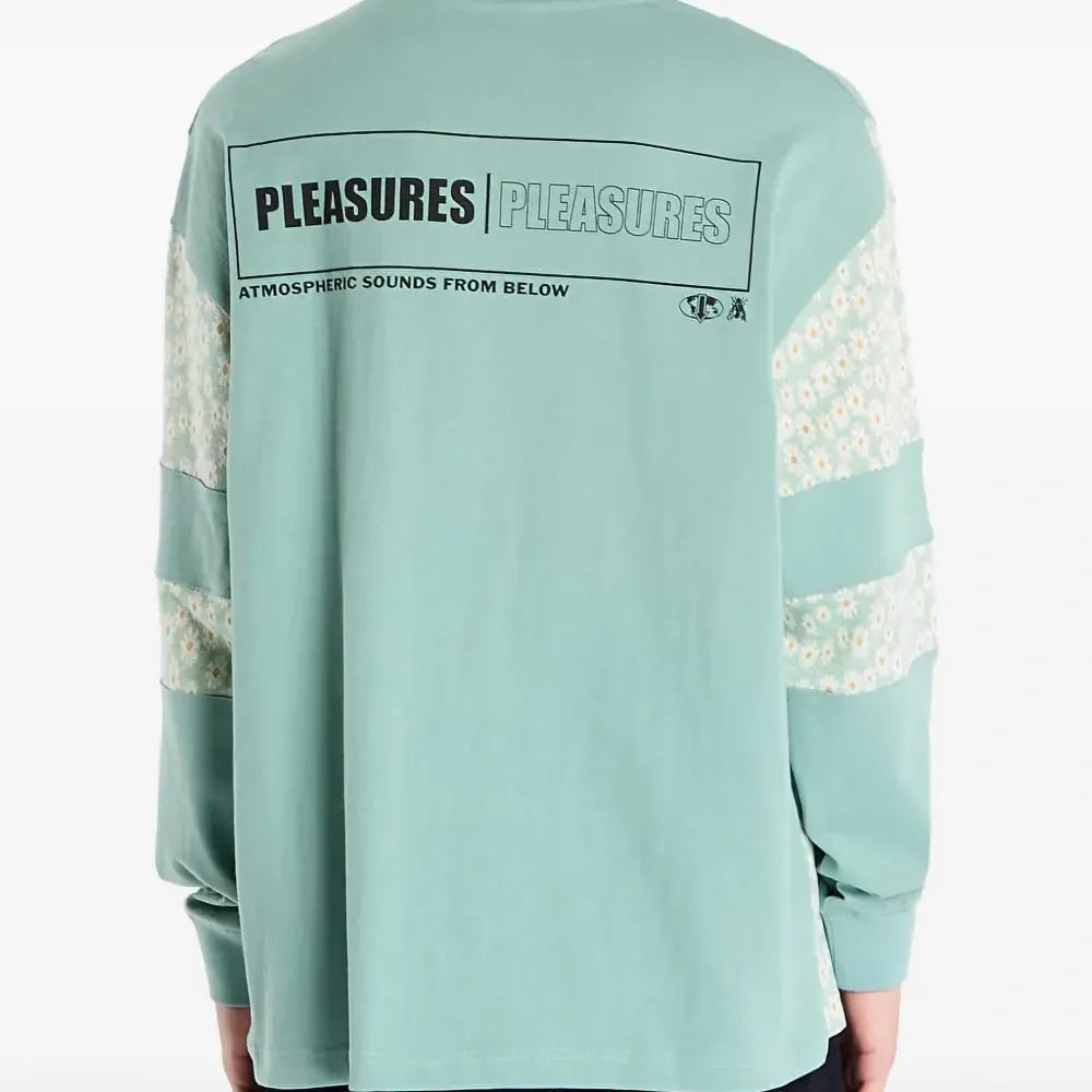 Свободный свитшот с цветочным принтом и V-образным вырезом