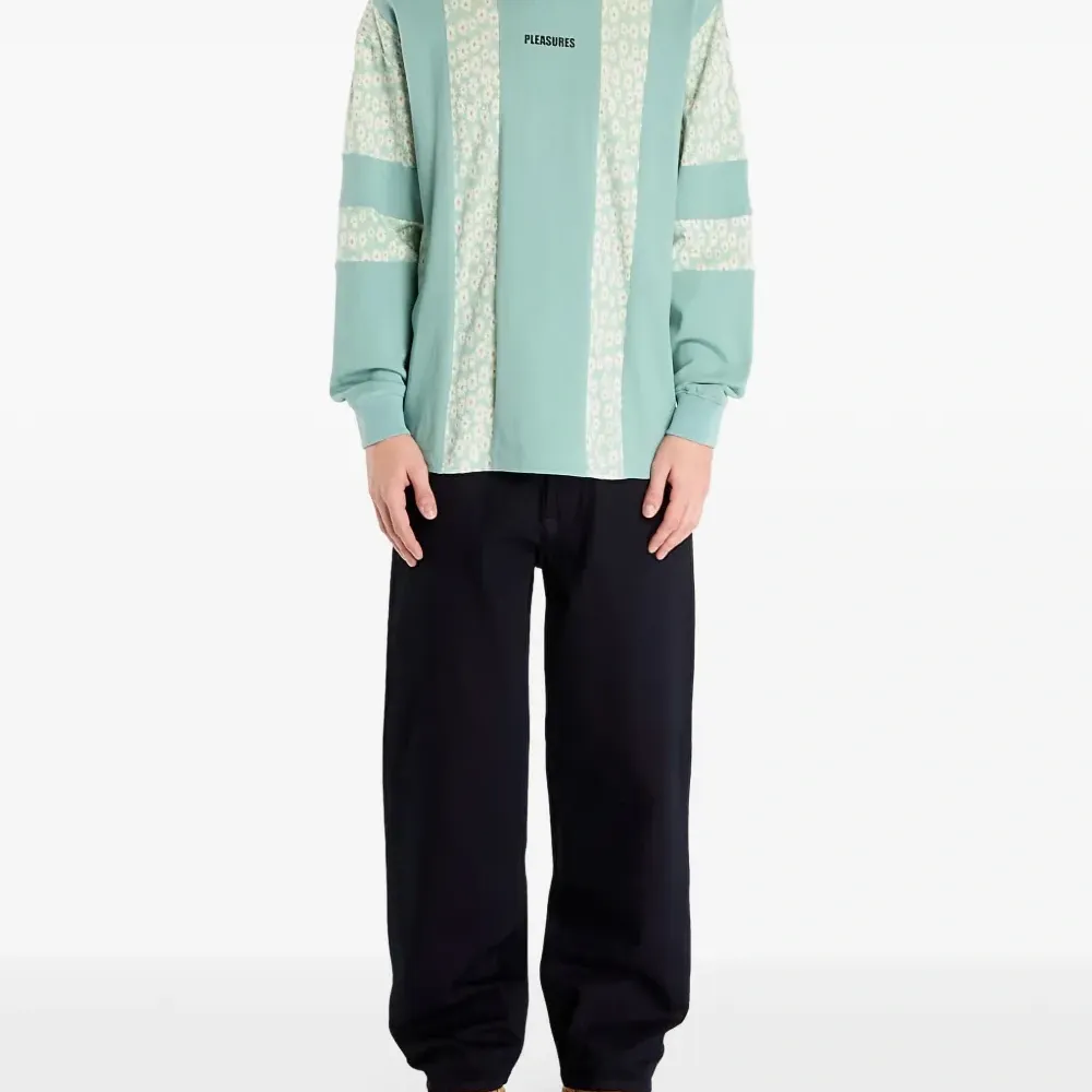 Свободный свитшот с цветочным принтом и V-образным вырезом