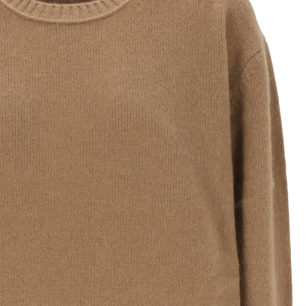 Свитер с круглым вырезом