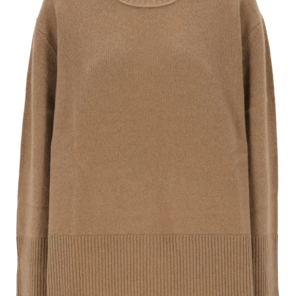 Свитер с круглым вырезом