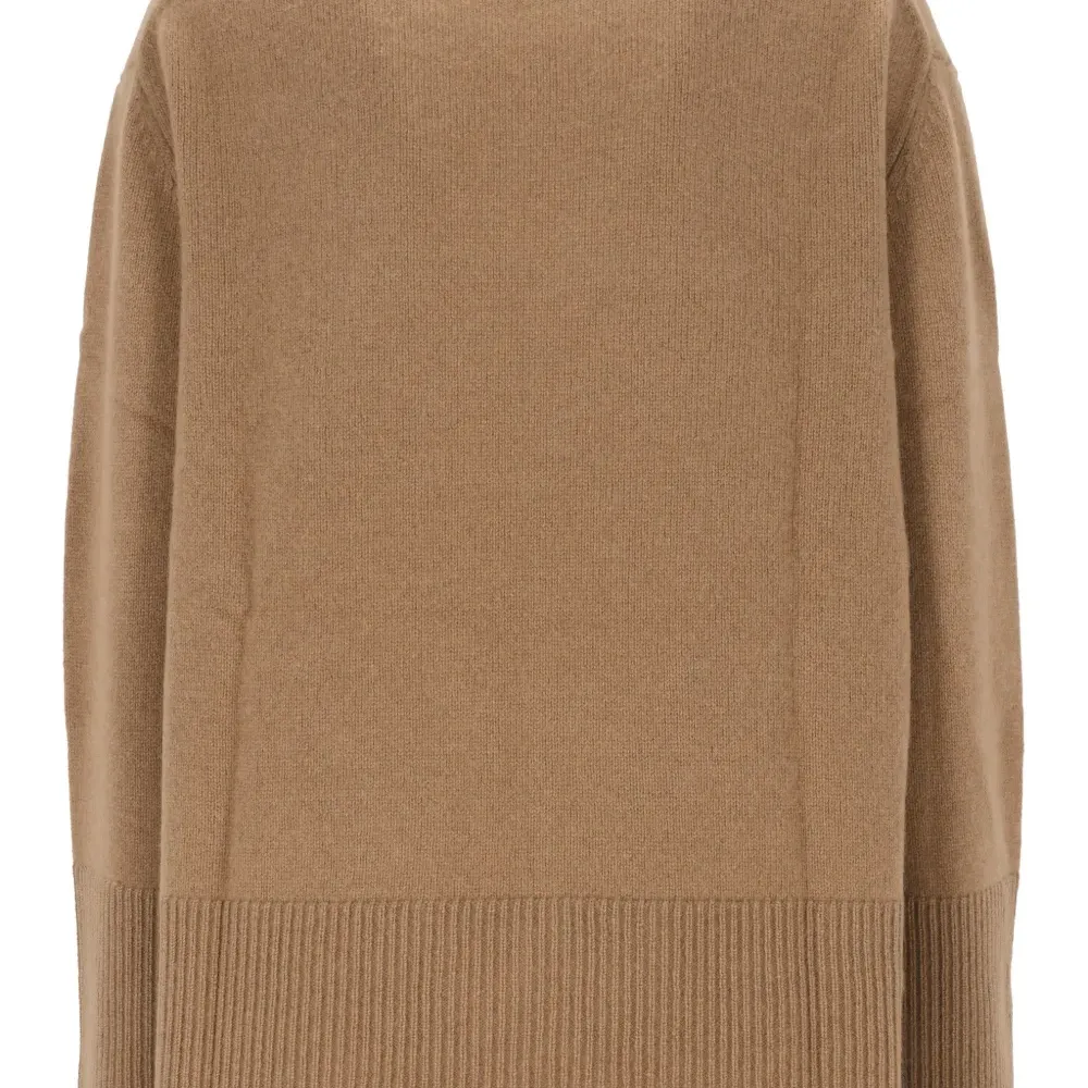 Свитер с круглым вырезом