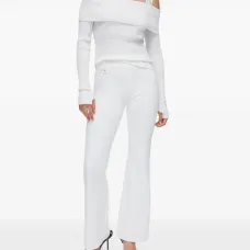 Свитер с открытыми плечами и заклепками