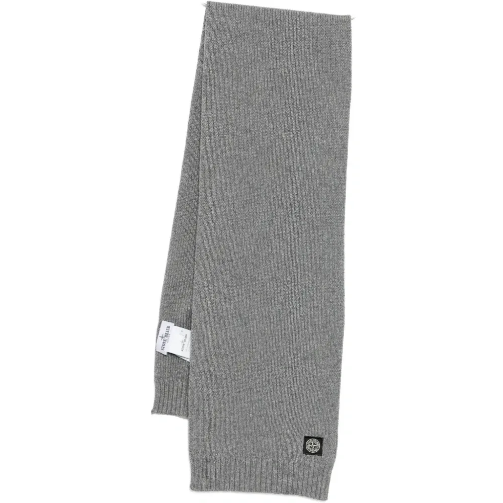 Шарф с нашивкой-компасом