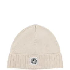 Шапка с нашивкой в виде компаса