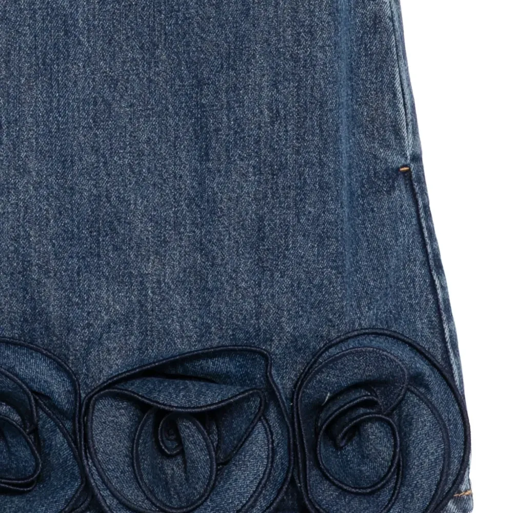 Джинсовое платье с цветочной аппликацией Джинсовое платье с цветочной аппликацией