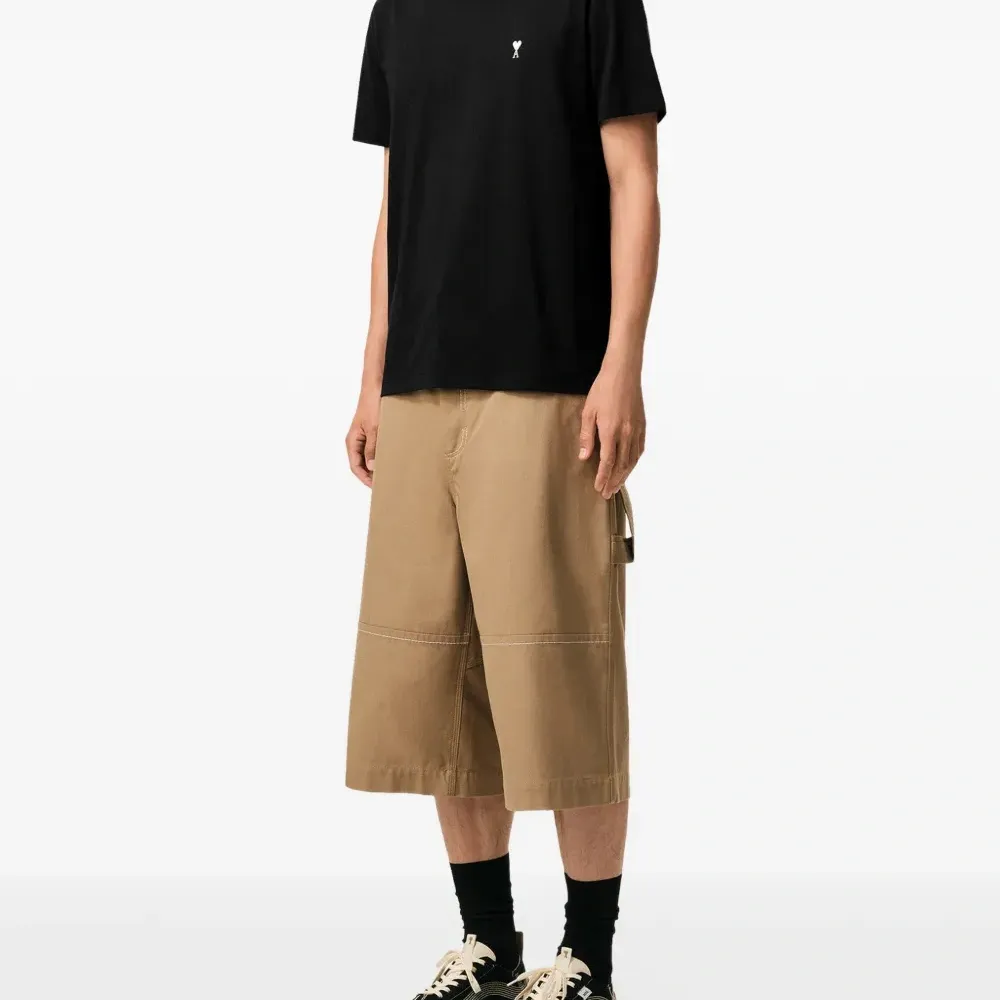 Футболка с вышитым логотипом