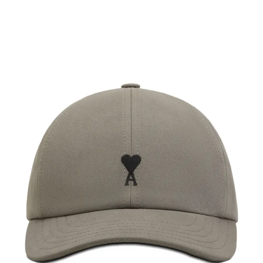 Бейсболка с вышивкой Ami de Coeur