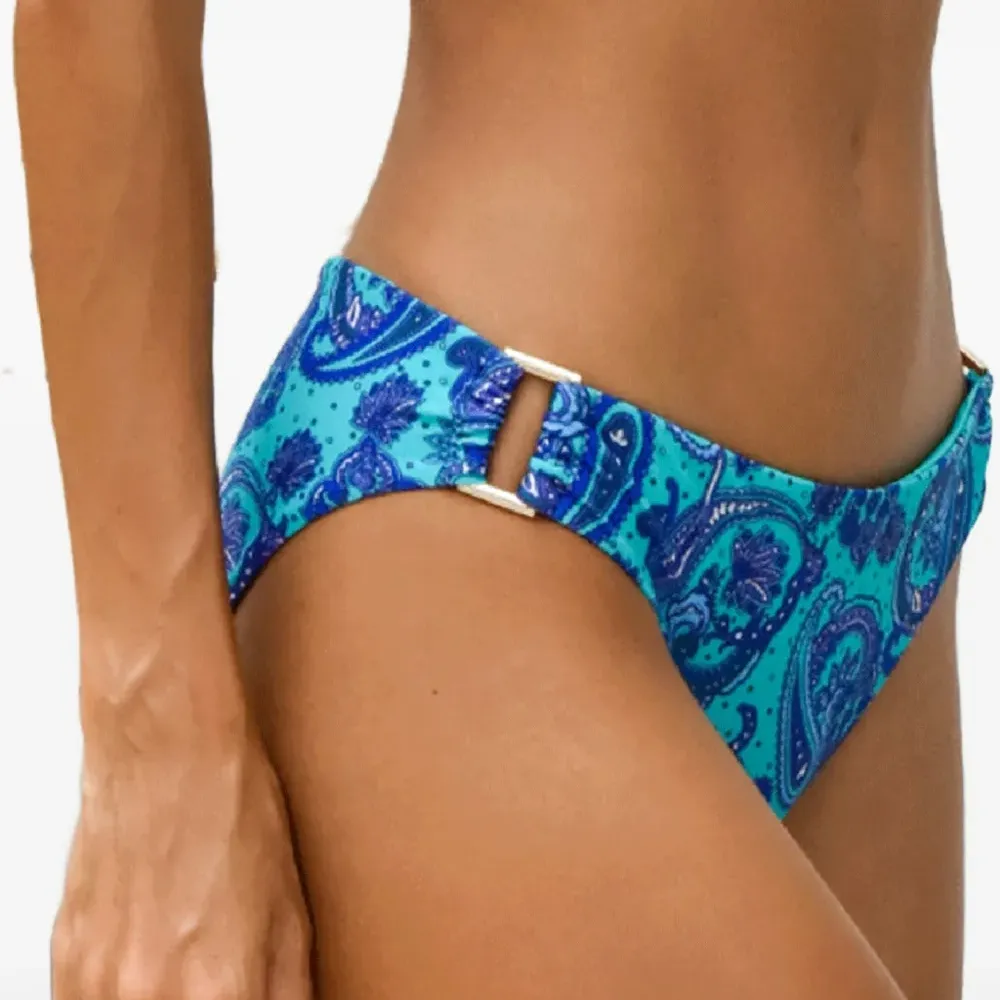 Плавки-бикини с узором "пейсли" и металлической пряжкой