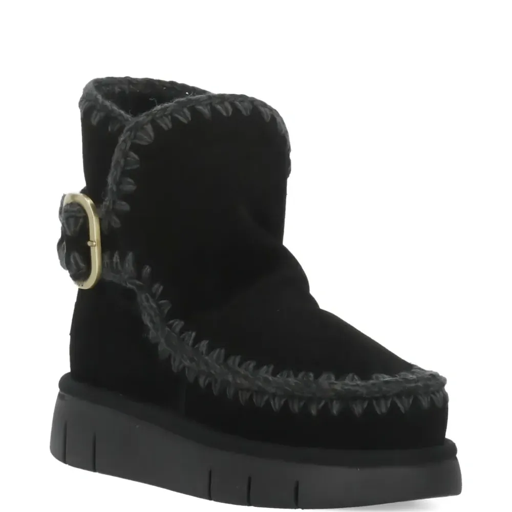 Ботинки с ремешками и пряжками