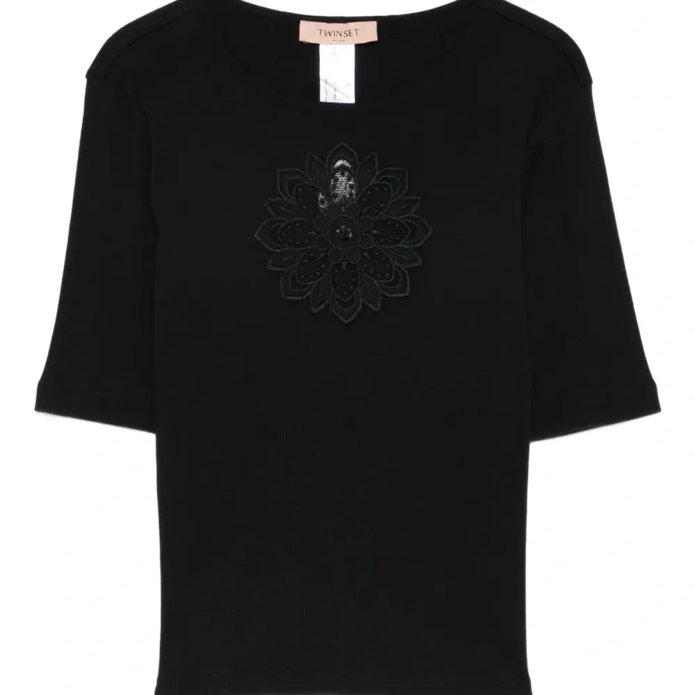 Футболка с цветочными аппликациями