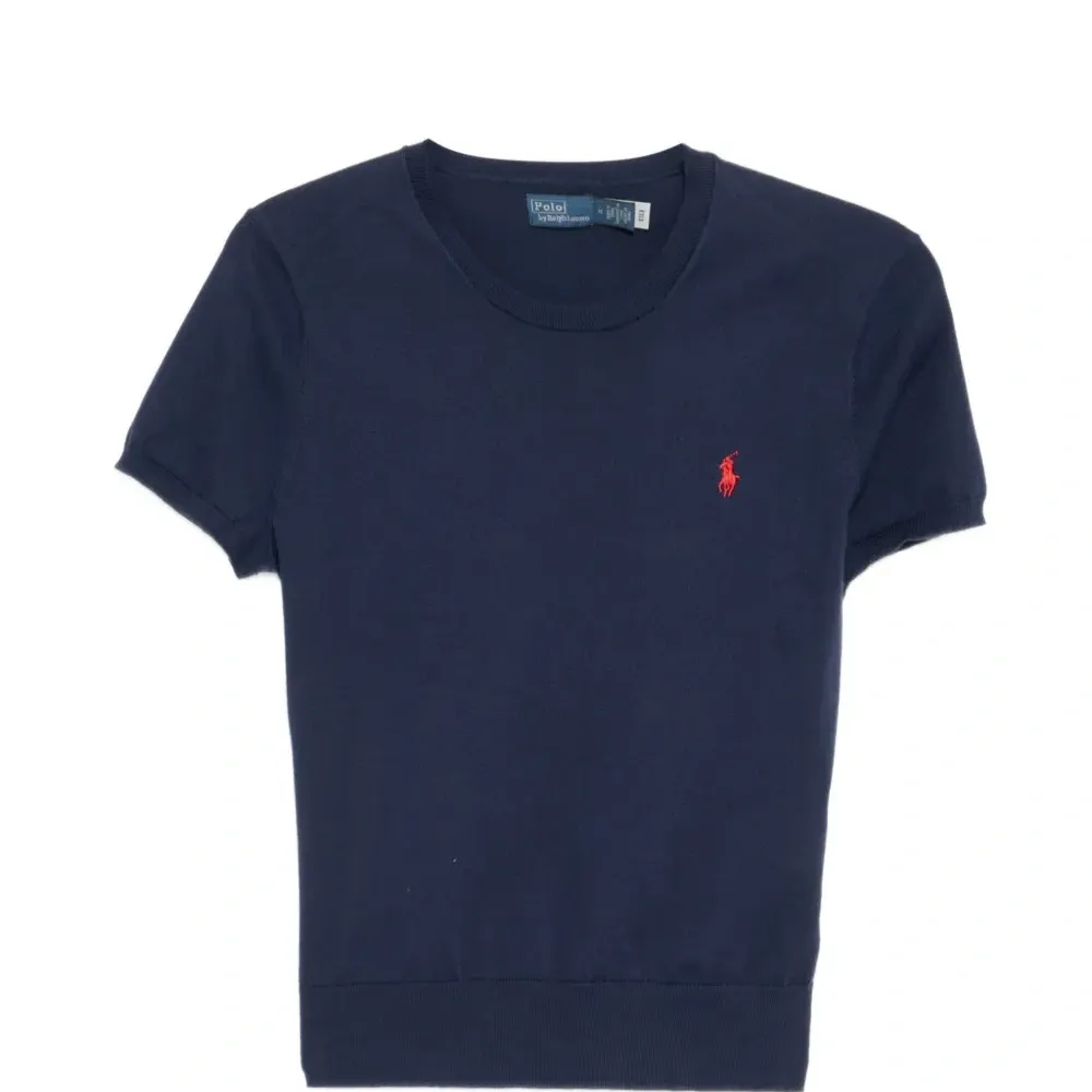 Футболка с вышитым логотипом