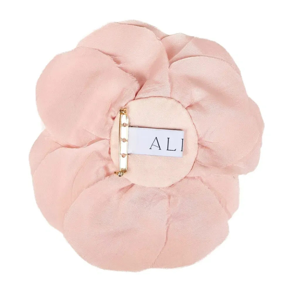 Брошь в форме цветка