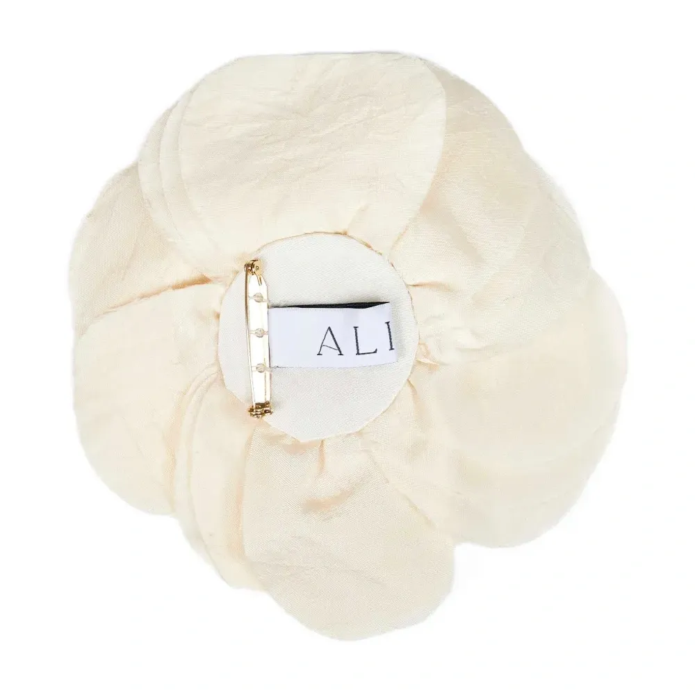 Брошь в виде цветка