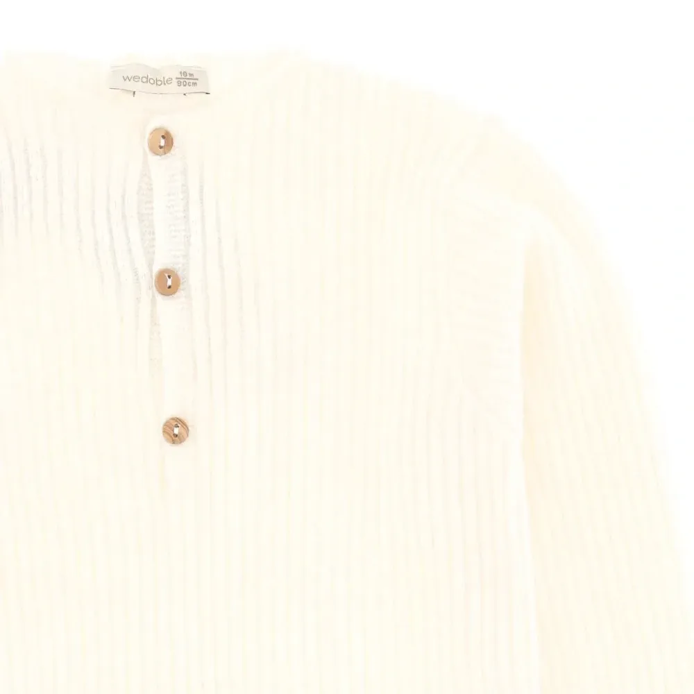 Кнопочный вязаный свитер