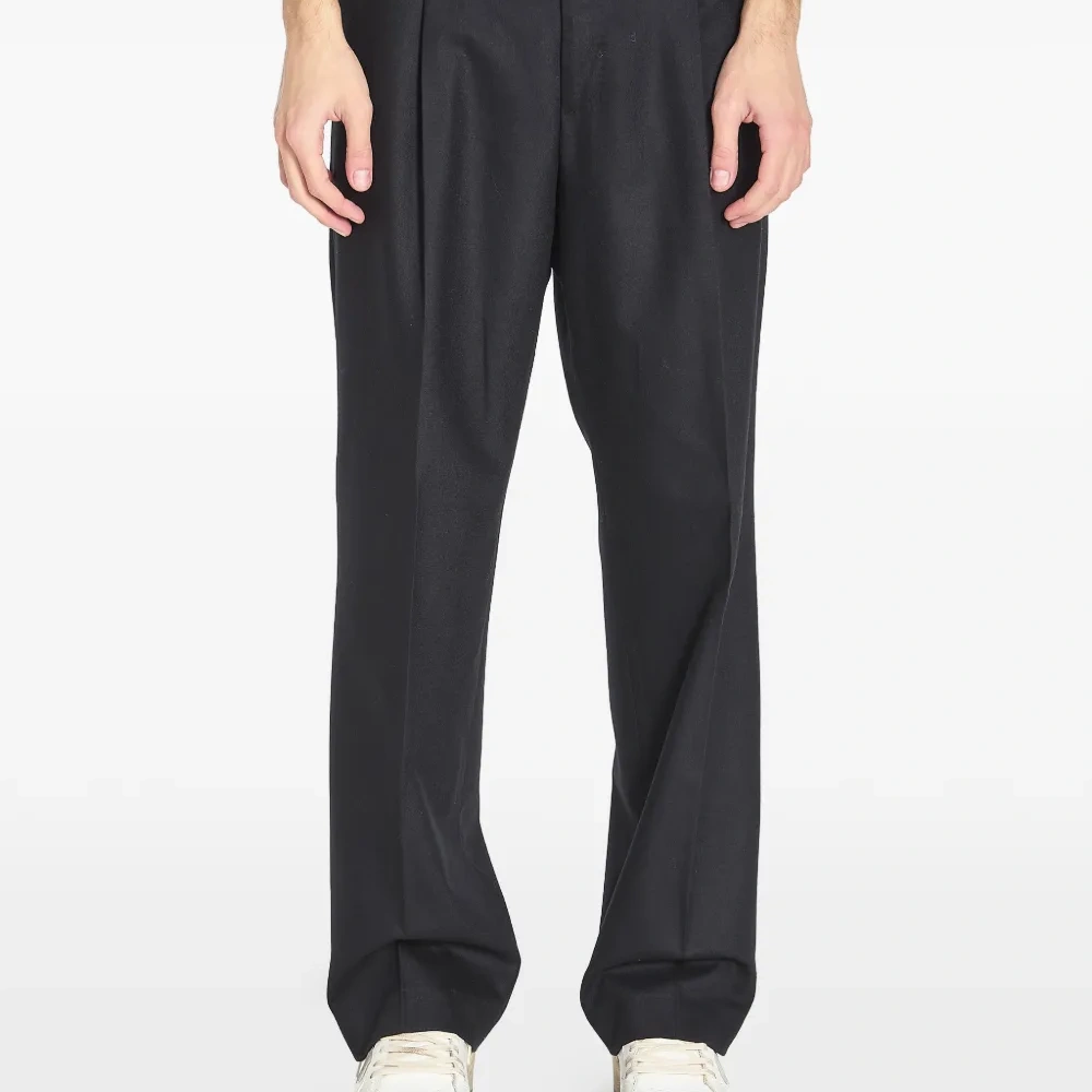 Брюки с прорезными карманами и шлевками для ремня