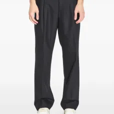 Брюки с прорезными карманами и шлевками для ремня