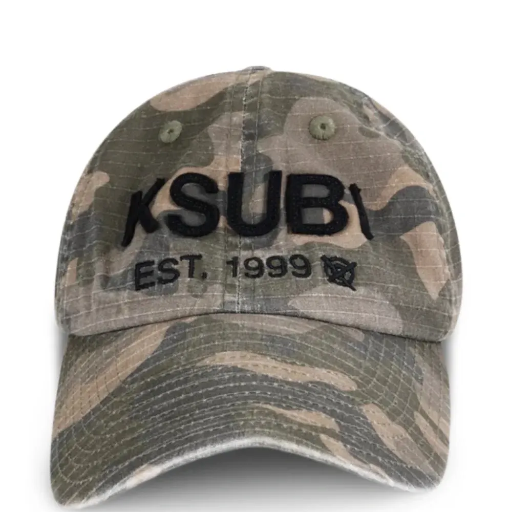 Бейсболка с камуфляжными нашивками и логотипом