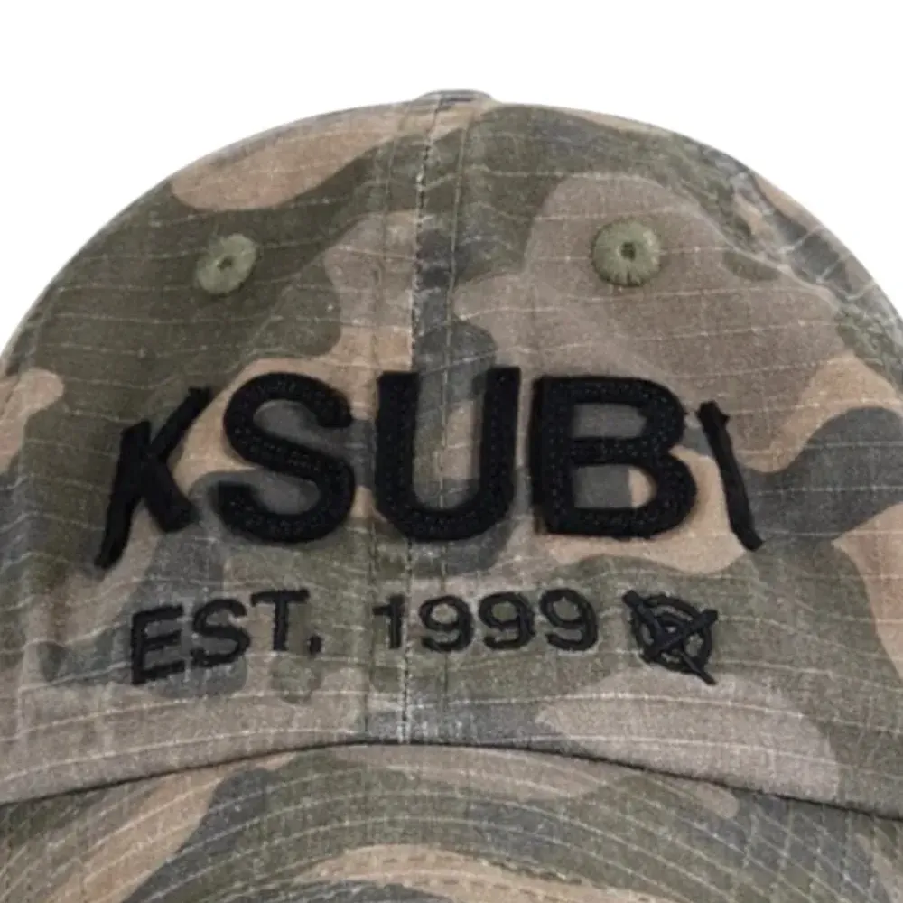 Бейсболка с камуфляжными нашивками и логотипом