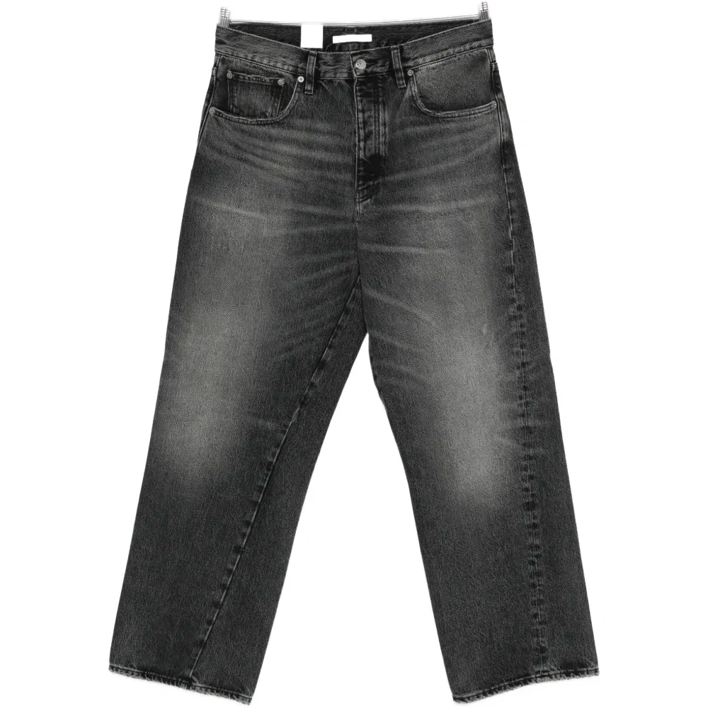 Широкие джинсы из потертого денима с перекрученным кроем