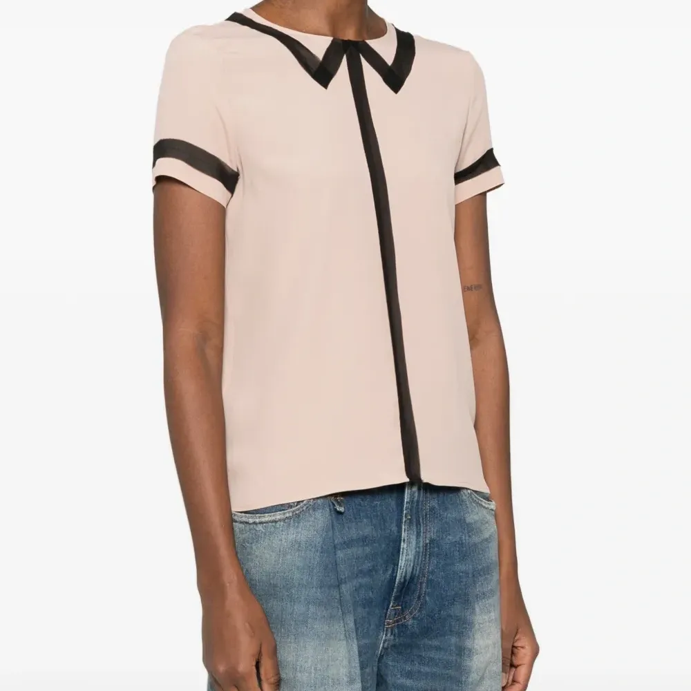 Блузка с воротником пола