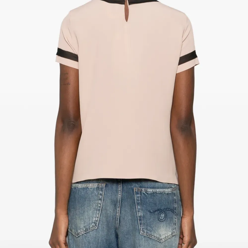 Блузка с воротником пола