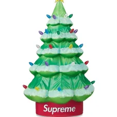 Скульптура в виде рождественской ёлки