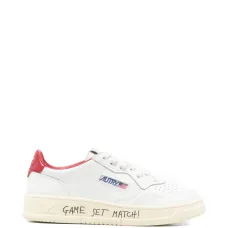 Кроссовки с красной вставкой на пятке