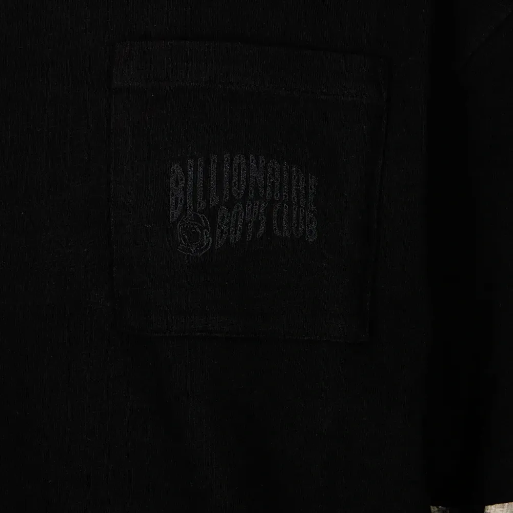 Длиннорукавная футболка с карманом