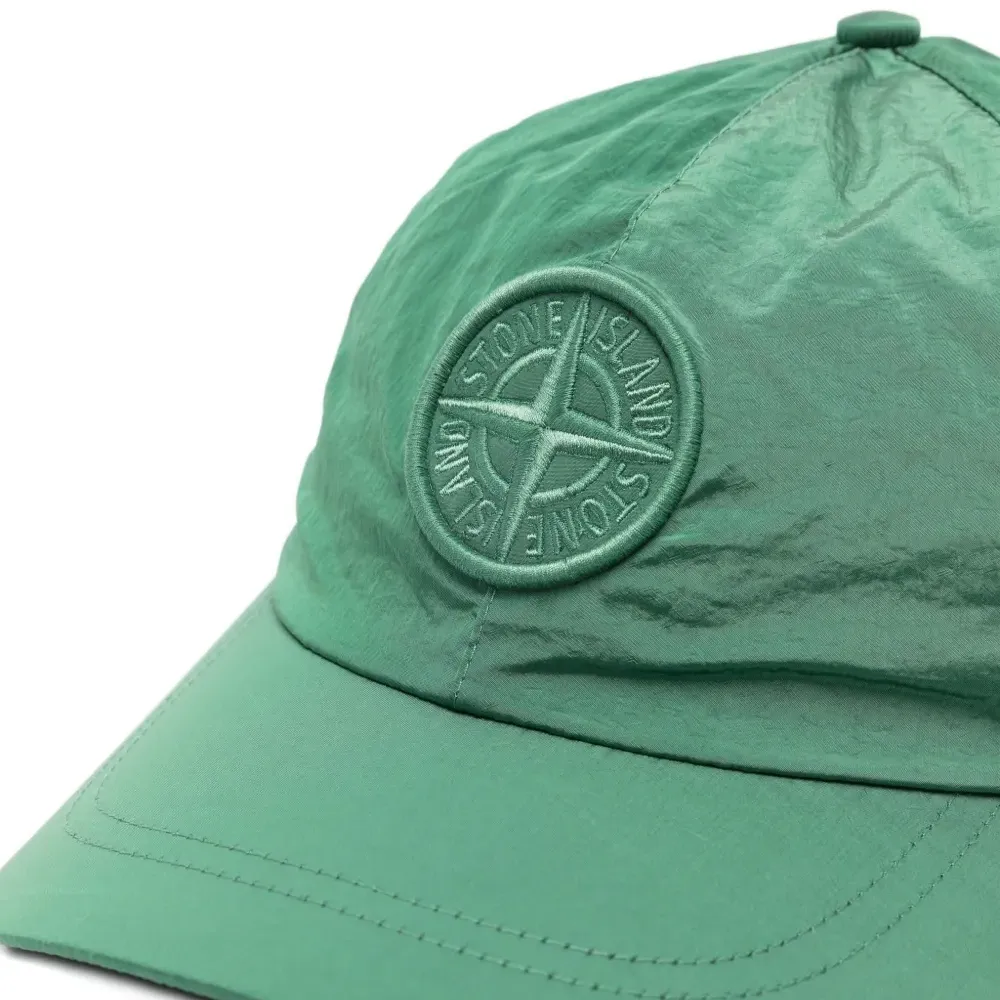 Бейсболка с вышитым логотипом