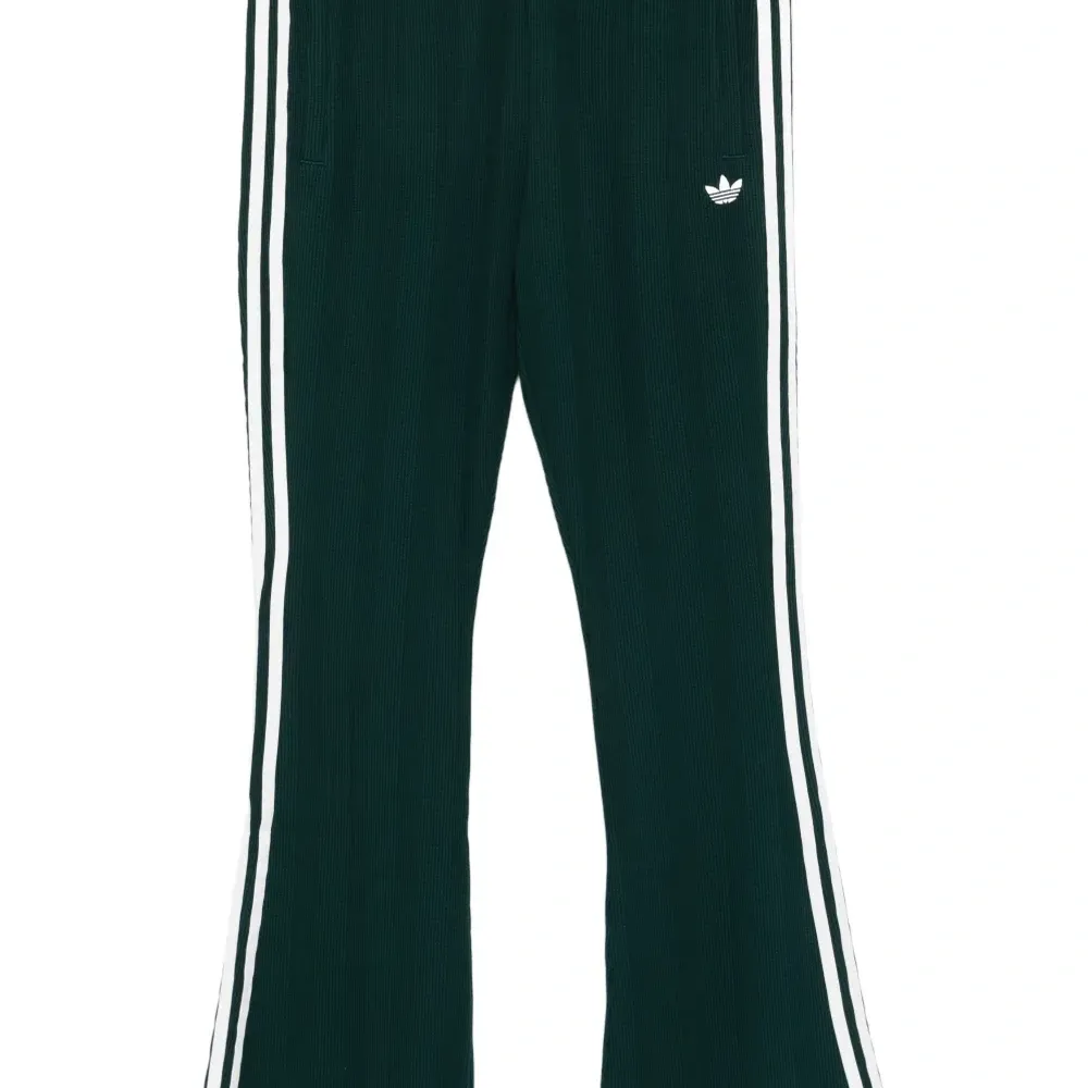 Зеленые спортивные брюки