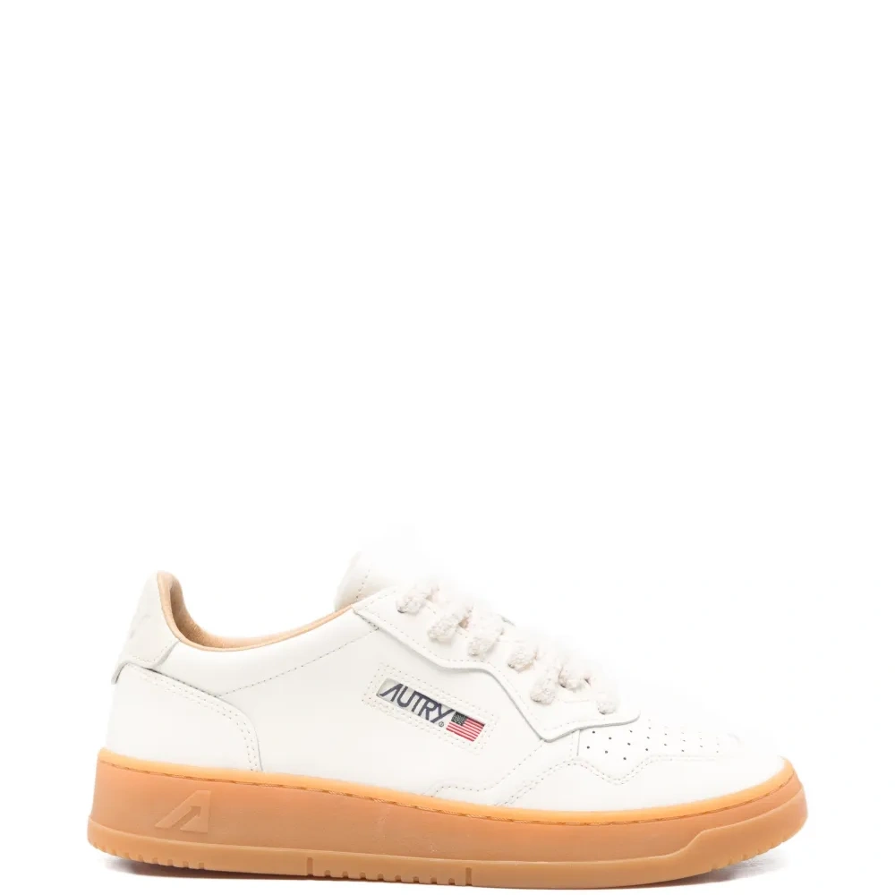 Кроссовки с перфорацией