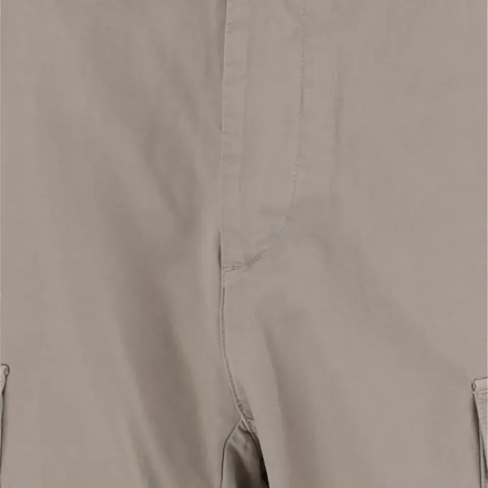 Брюки прямого кроя с карманами карго